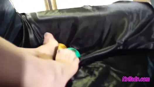 Nyllady сжимает резиновые яйца, массажирует ее обнажающие шланги ступни