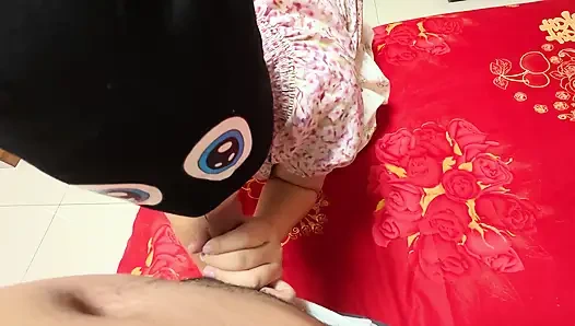 Sırtına, göğüslerine ve yüzüne vurdu ve Slave bundan keyif aldı.