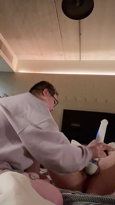 10 minuutin orgasmihaaste aasialaisen Enbyn ja transystävän kanssa