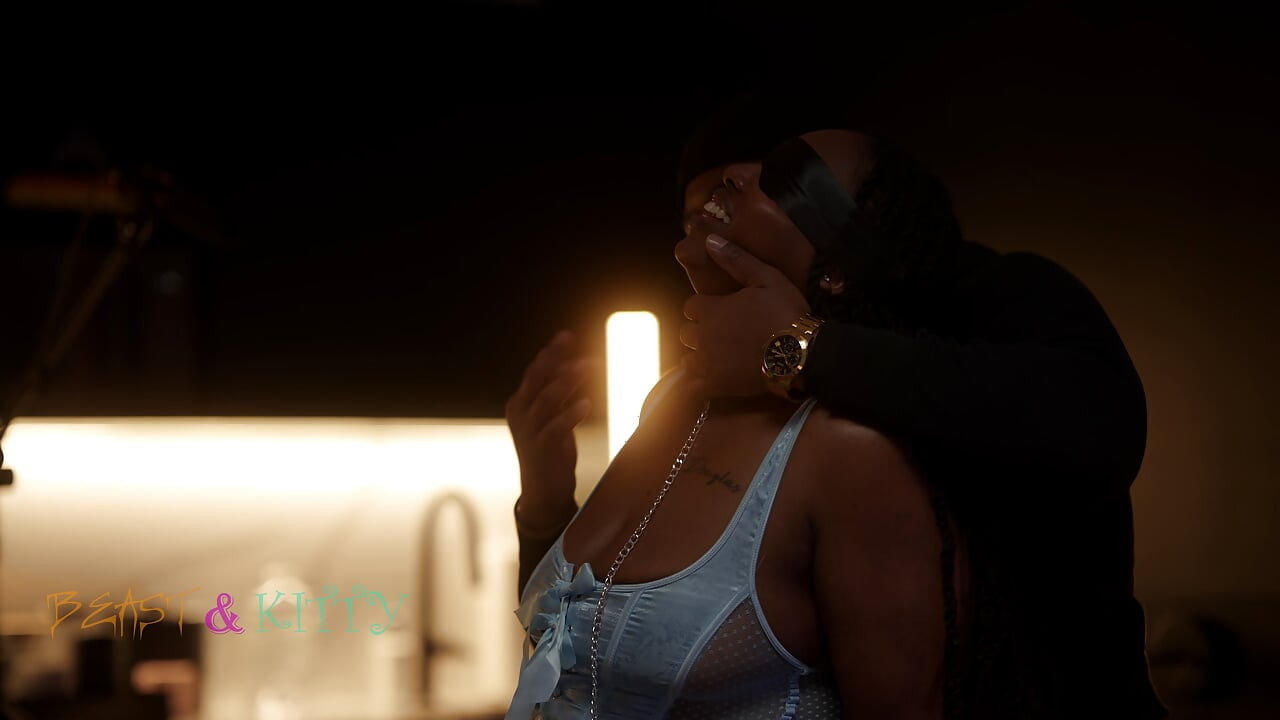 Murzynka dziwka Kittylove z zasłoniętymi oczami, wiązana i ruchana w dupę