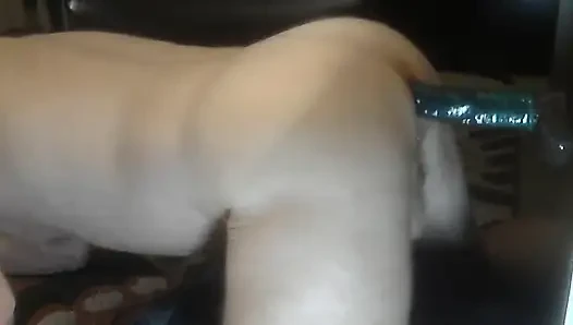 Dildoya sokuyorum ıslak deliğimi sikiyorum