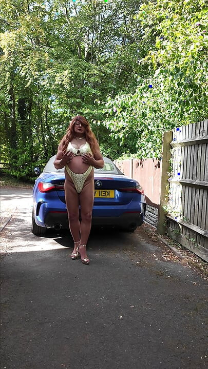 Sexy Crossdresser kellycd2022 v mých bílých a zlatých plavkách a podpatcích
