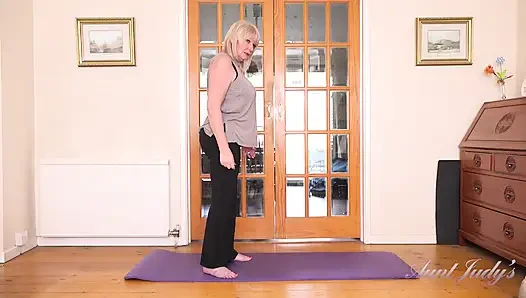 Tantejudys - Vollbusige Reife MILF Frau Amy - Freches Yoga-training