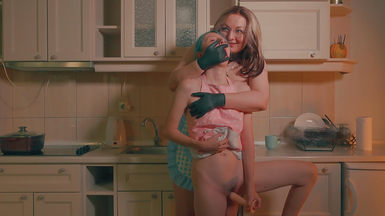 Mână cu mănușă peste gură - Mama vitregă înaltă inspectează și o fute cu dildo pe fiica ei vitregă micuță