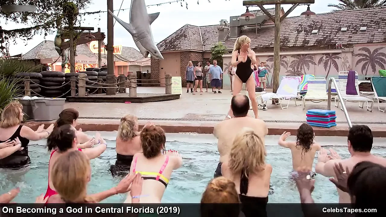 L&#39;attrice Kirsten Dunst si spoglia e scene di film in bikini