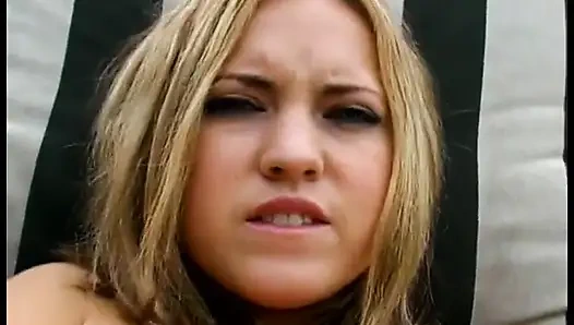 Junge blondine mit natürlichen titten Madison Monroe liebt es, im freien mit ihrem lila dildo zu spielen