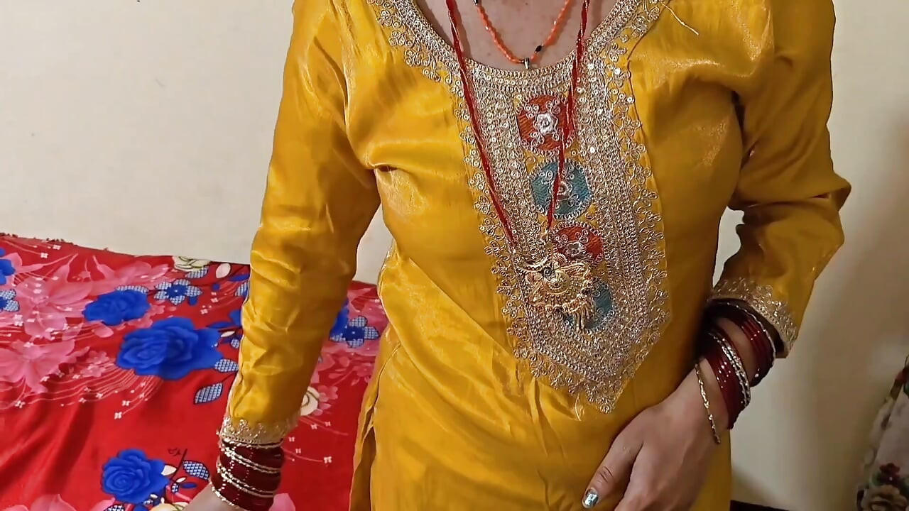 Adik tiri India comel menanggalkan seluar dalam dan dipancut dalam pepek.
