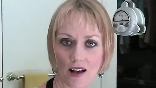 Порочная сексуальная Melanie поклоняется члену