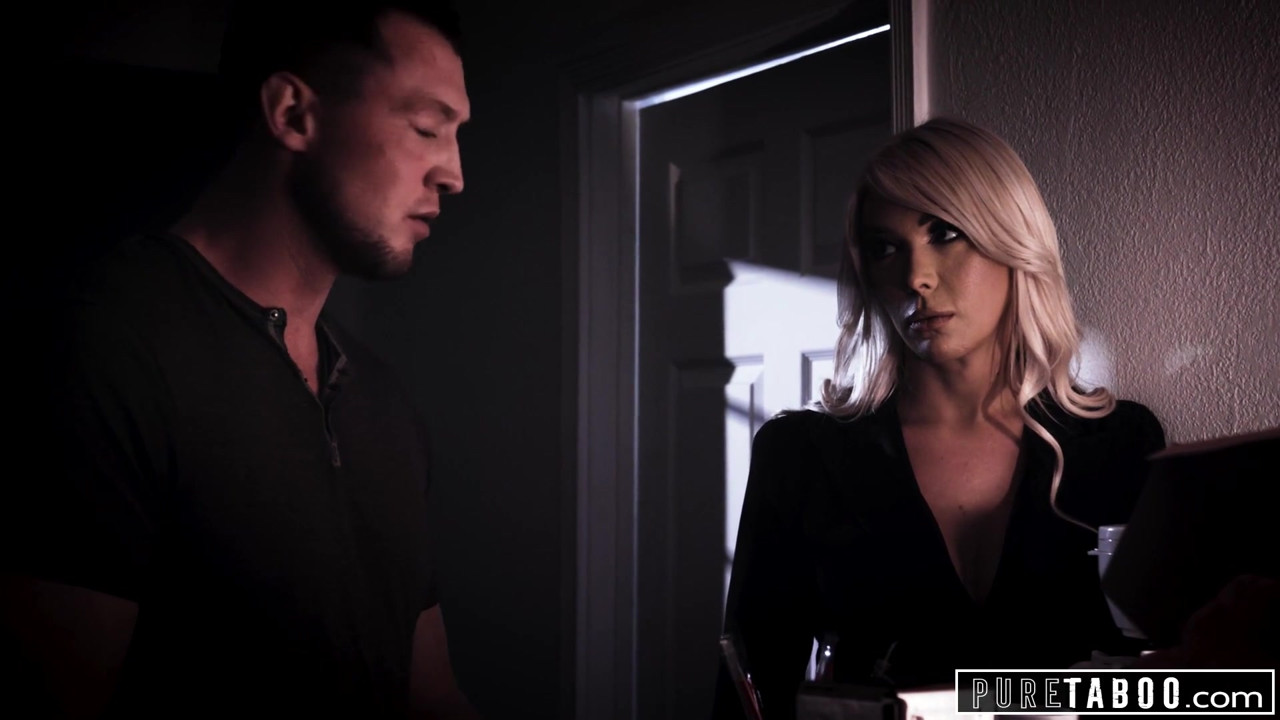 純粋なタブー、セクシートランスガールが悲しみの男をやる