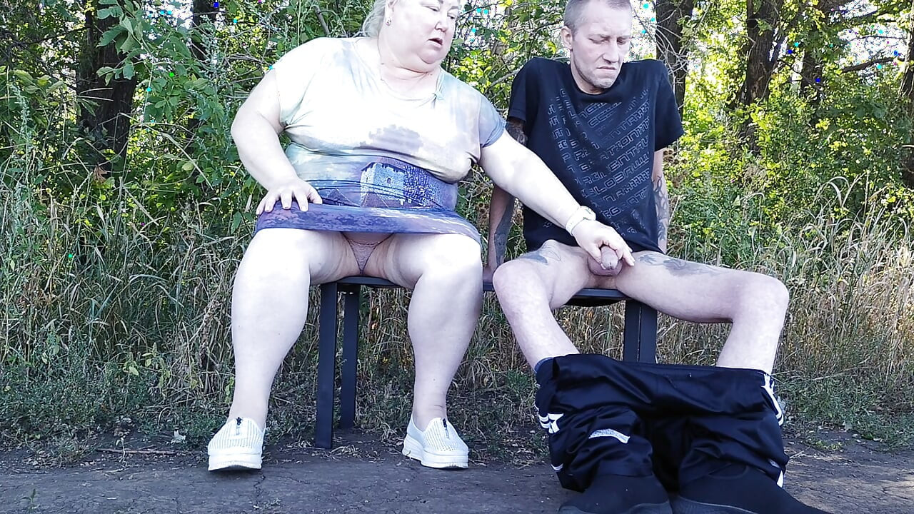 Djevojka mi puši kurac u javnom parku na klupi dok ne svršim