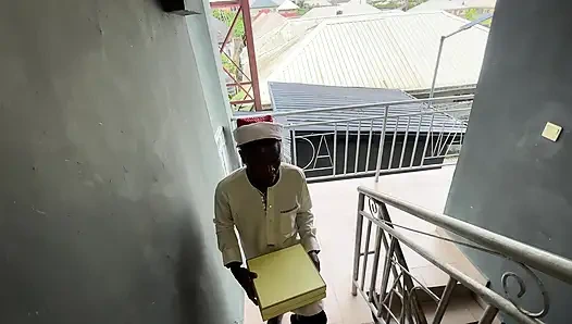 Aku punya perasaan pada istri bosku jadi aku membawakan hadiah untuknya