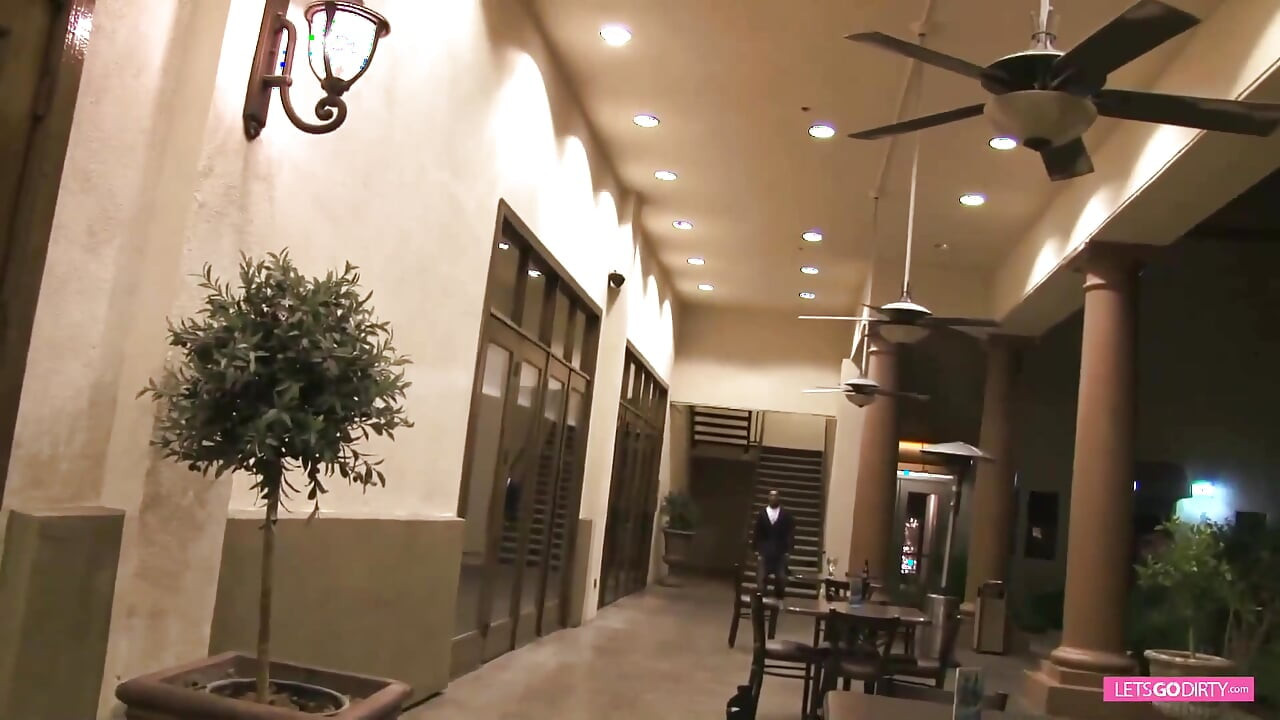 Femeie dolofană și prietenul ei negru se distrează