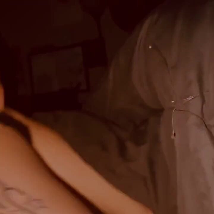 Vợ cúp của tôi đeo nó vào tôi