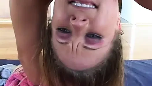 Fittes fittes schätzchen gibt der blondine eine massage, dann lutscht sie sein werkzeug