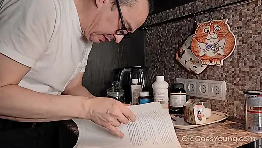 Извращенная девушка соблазняет седеного мужчину