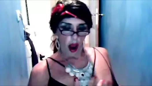 CLARA DEMANDE A POUVOIR JOUIR