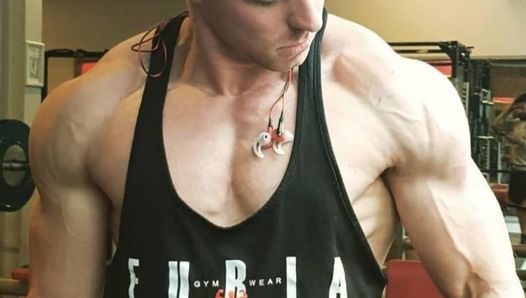 Muscle guy is doing muscle worship and jerking off