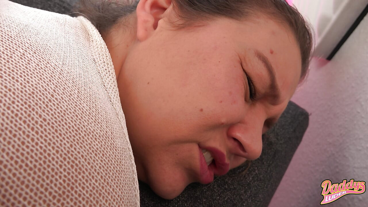 Lambeu o cu, a boceta esticada e me fodeu até o orgasmo com porra no meu buraco