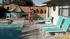 Bearfilms çıplak Marc Angelo ve Carlo Cox havuzda üçlü seks yapıyor