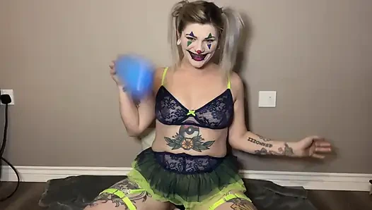 Geğirten palyaço kız balonlarla oynuyor asmr