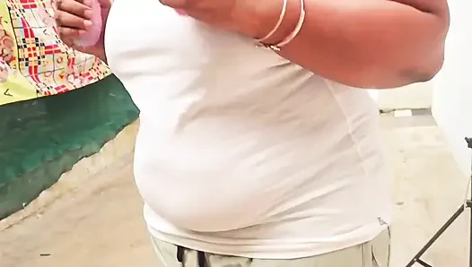 Kısa boylu beyaz üstlü ve saç bandı giyen Hintli kız kamera için çıplak oluyor