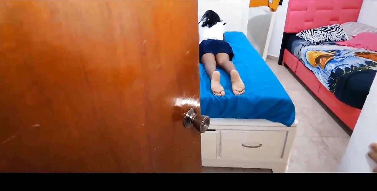 'Üvey baba sadece amını kırmak ve götünü döllemesi için üvey kızının odasını bölüyor
