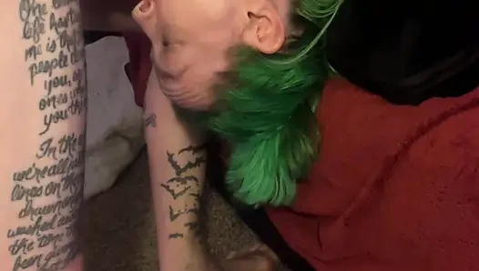 Süßes mädchen amber green wird ins gesicht gefickt