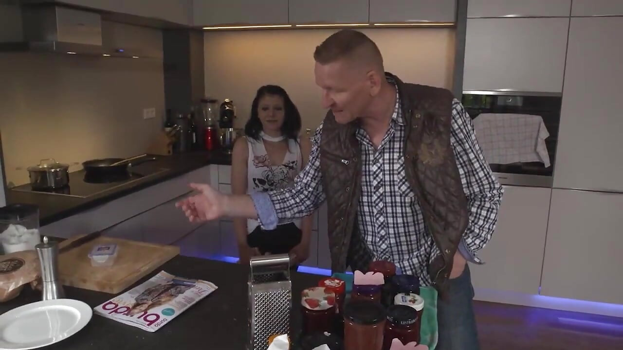 Розбещена тінка проти старої свині!