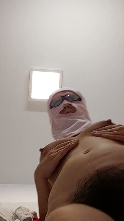 エッチなセクシーなミルフが裸の服を試着中。毛深いラティーナまんこがベッドで服を試着。毛深い黒髪まんこ、巨乳 | Clip 1