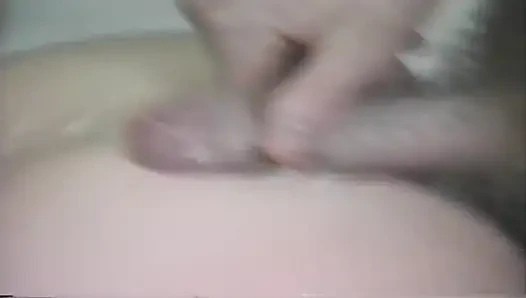 Sıska sarışın bebek parmaklanıyor ve patlamalı orgazm oluyor