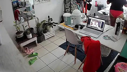 Di kamar istriku waktu aku lagi nggak di rumah