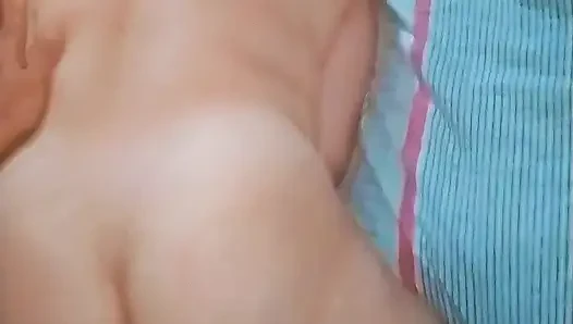 Orgazm harika, doyumsuz parmaklar birbirine yardım ediyor, sonra beni büyük yarağıyla sikiyor.