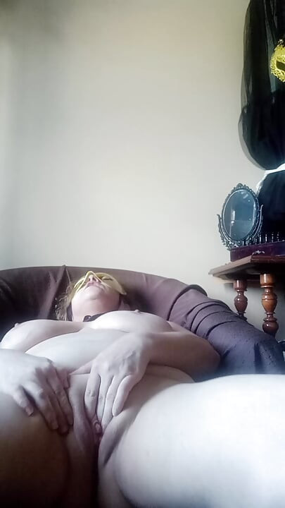 Jugosa milf con un culo perla satisface sus deseos