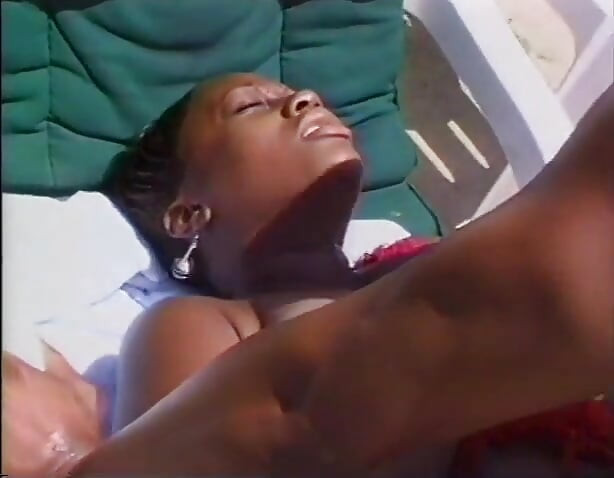 Puta negra con curvas obtiene sus enormes tetas cremadas después de follar en la piscina