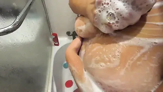 Heiße amateur-titten ficken in der dusche. POV nahaufnahme tittenjob von meiner schönen sexy ehefrau mit perfekten natürlichen möpsen. Sperma auf Schaumtitten und clos