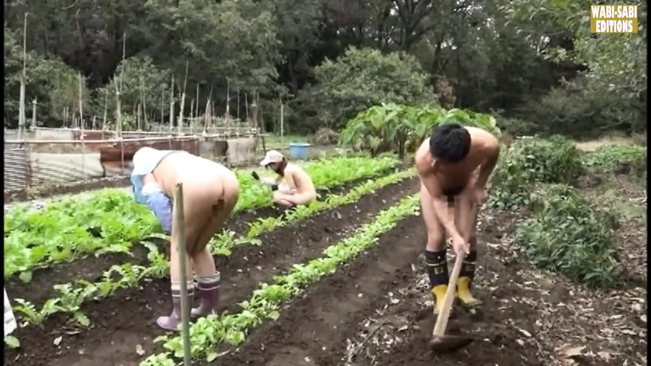 自由精神的成熟女性拥抱露天成人自由的农村逃生 -场景.3