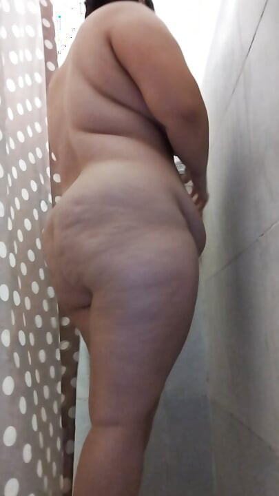 Chubby shaves while showering she loves it
