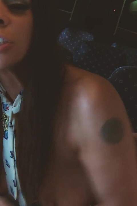 Cena de vôo quente 1 aeromoças lésbicas com peitões e tesão se fodem com um vibrador no avião