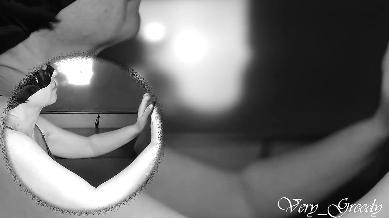 Milf Catwoman chupa una gran polla y traga el semen y luego lo lame de sus manos en doble vista