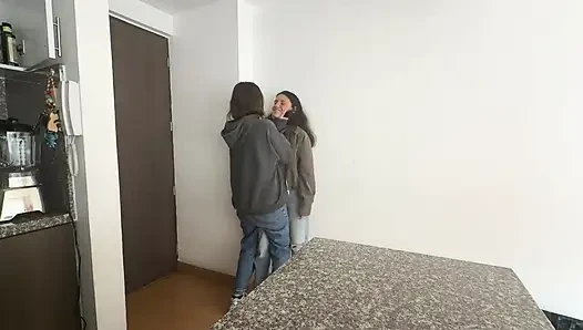 Seorang lesbian mendominasi saya sebelum saya pergi bekerja
