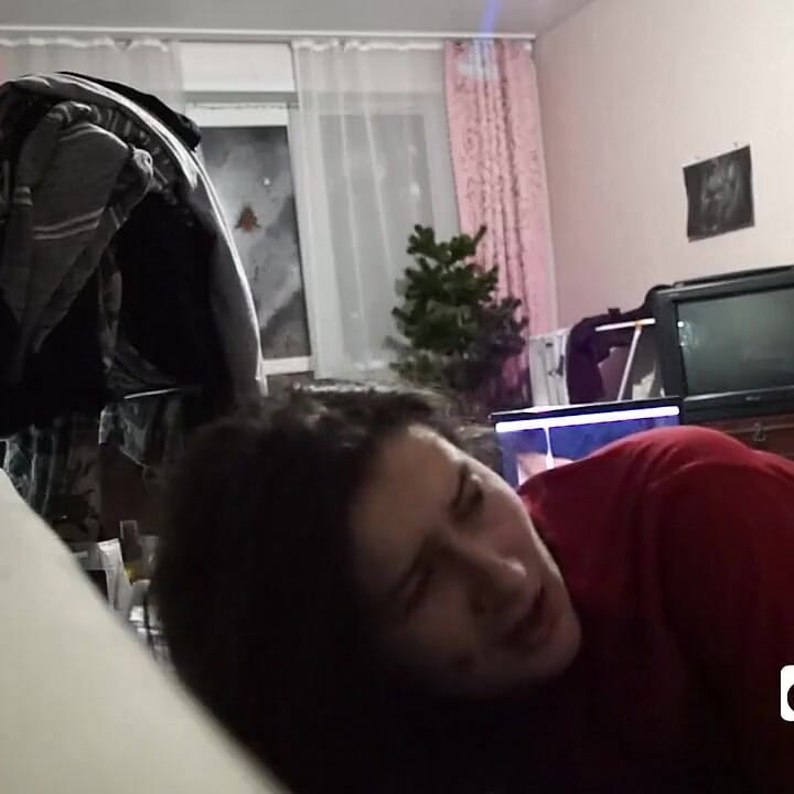 Un couple amateur s'exhibe en regardant du porno et commence à baiser
