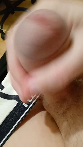 Une nouvelle exclusivité montre ses abdominaux durs et sa bite énorme