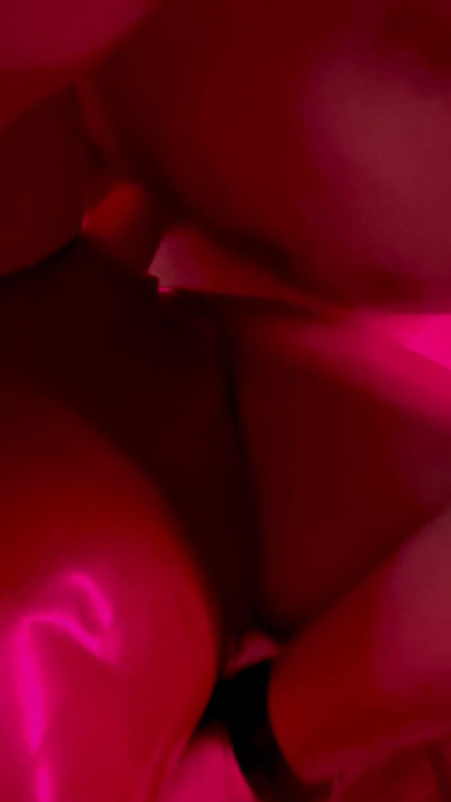 BDSM odasında vahşi, yoğun bir seans, ham tutku ve arzu dolu. Her an öncekinden daha ateşli