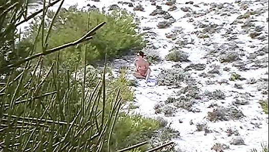 MILF Telanjang Seksi Di Pantai Nudist