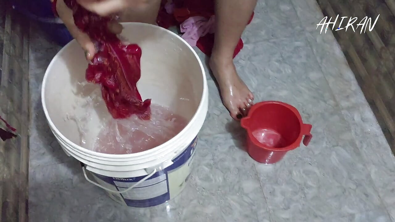 En jente forplay på badet og kjæresten hennes anmeldelse i vinduer. Jente som viser henne store bryster og rumpe. Kjæresten elsker rumpa hennes.