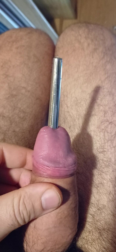 Stretching my peehole with sounding rod