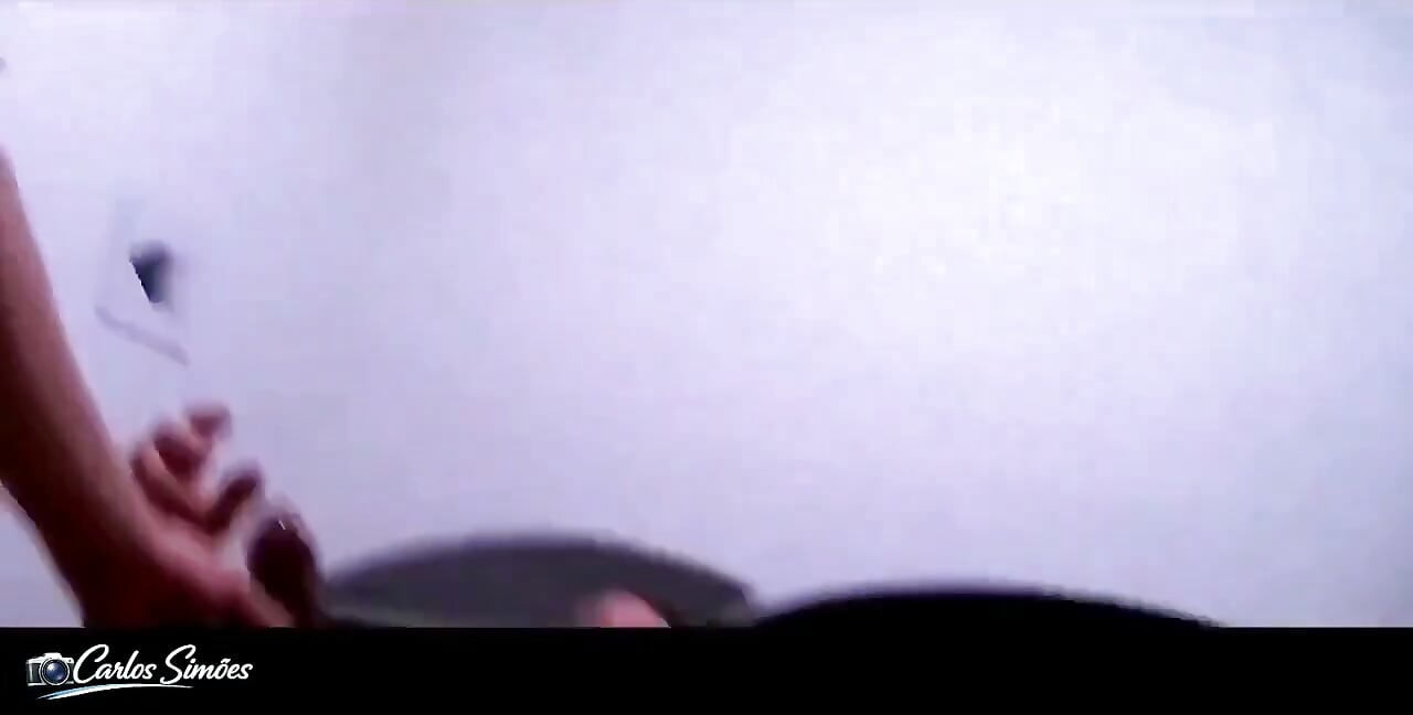 Anal profundo con una joven morena que tiene un delicioso culo
