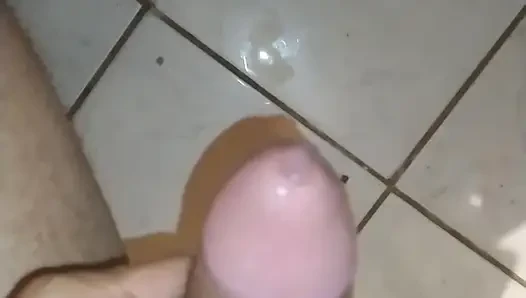 Büyük yarak orgazmı kontrol ediyor ve lezzetli bir mastürbasyon seansında birden fazla kez boşalıyor.