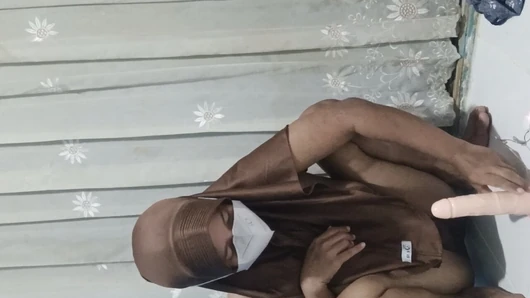 Hijab estudante universitária viciada em se masturbar usando vibrador