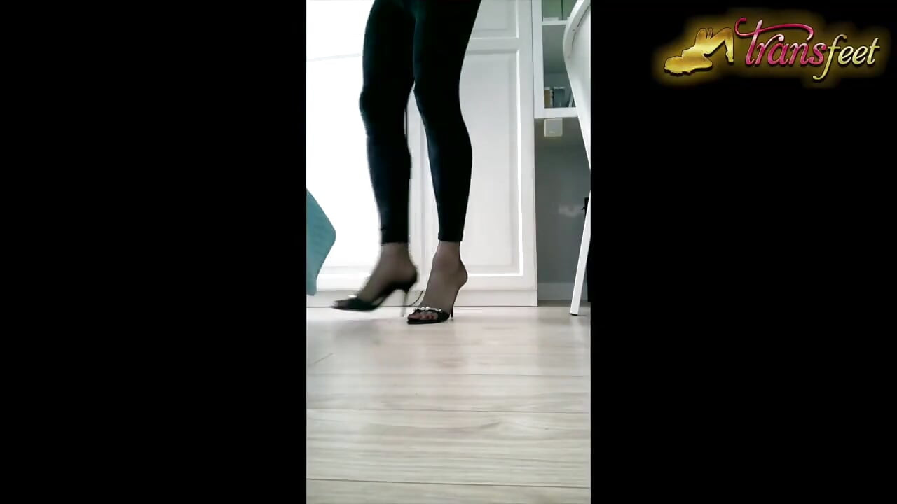 穿着连裤袜的性感变性脚